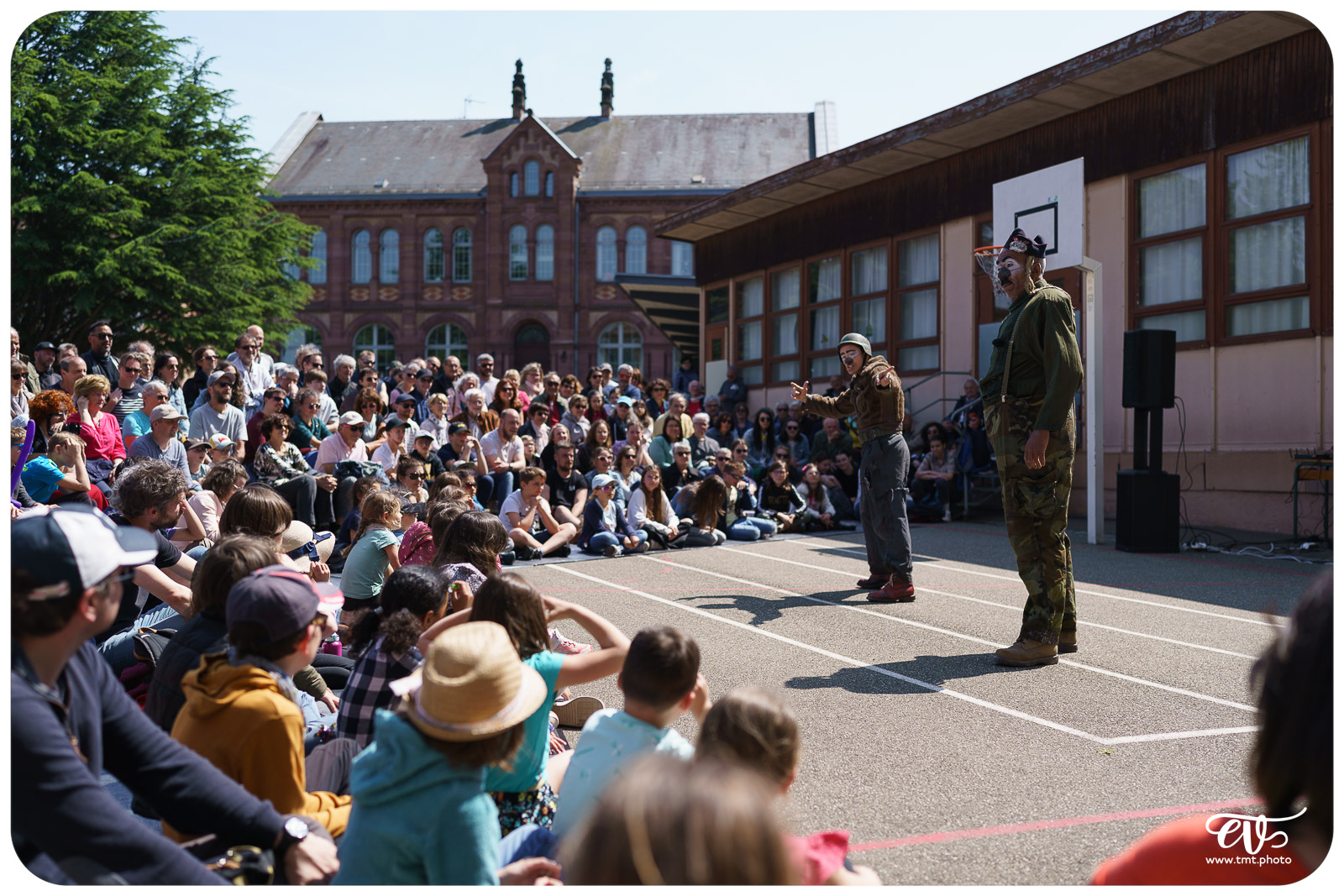 EN ATTENDANT LE 3ÈME TYPE (THÉÂTRE DE CANIVEAU)